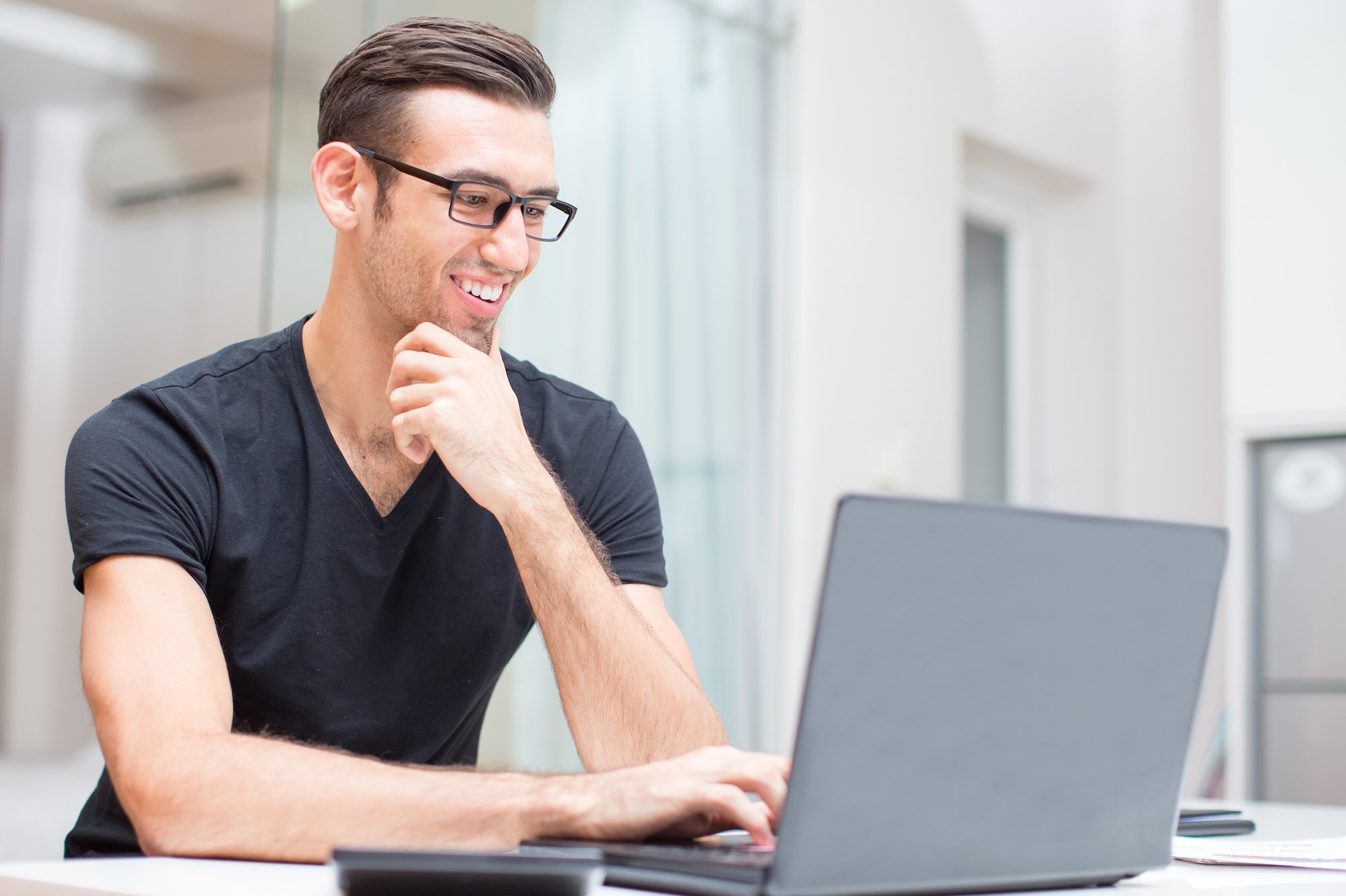 It is your laptop. Умный парень. Умный молодой человек. Заинтересованные люди. Заинтересованный мужчина.