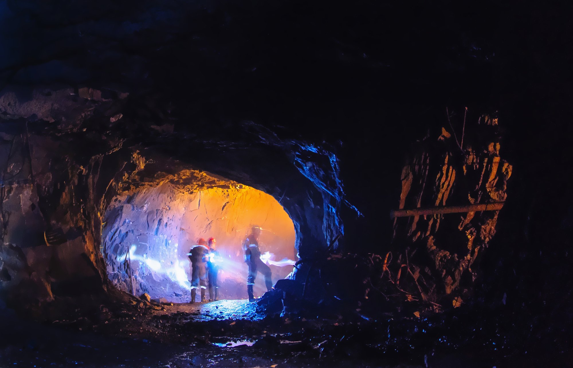 Люди прожившие под землей. Шахтер в пещере. Подземные пожары в Шахтах и рудниках. Подземный пожар в шахте. Пещера шахта.